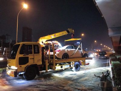 高雄道路救援-交通事故吊桿吊掛特殊作業